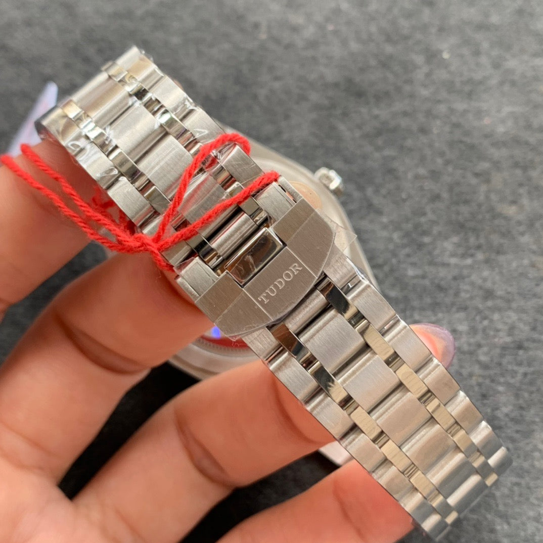 V7 factory Royal M28600