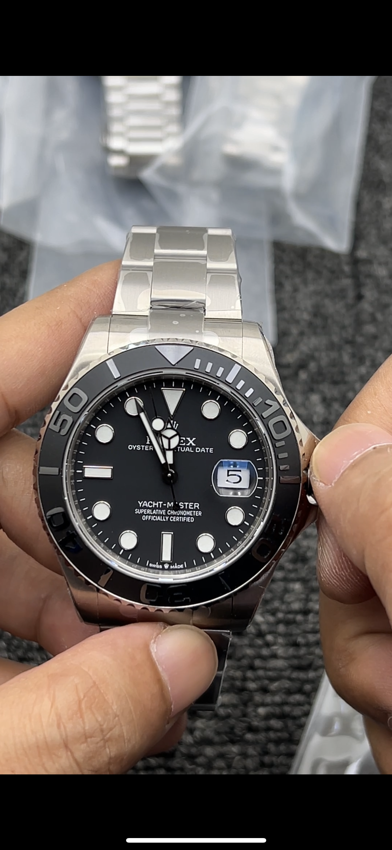 42mm. Metallo titanio. Yacht