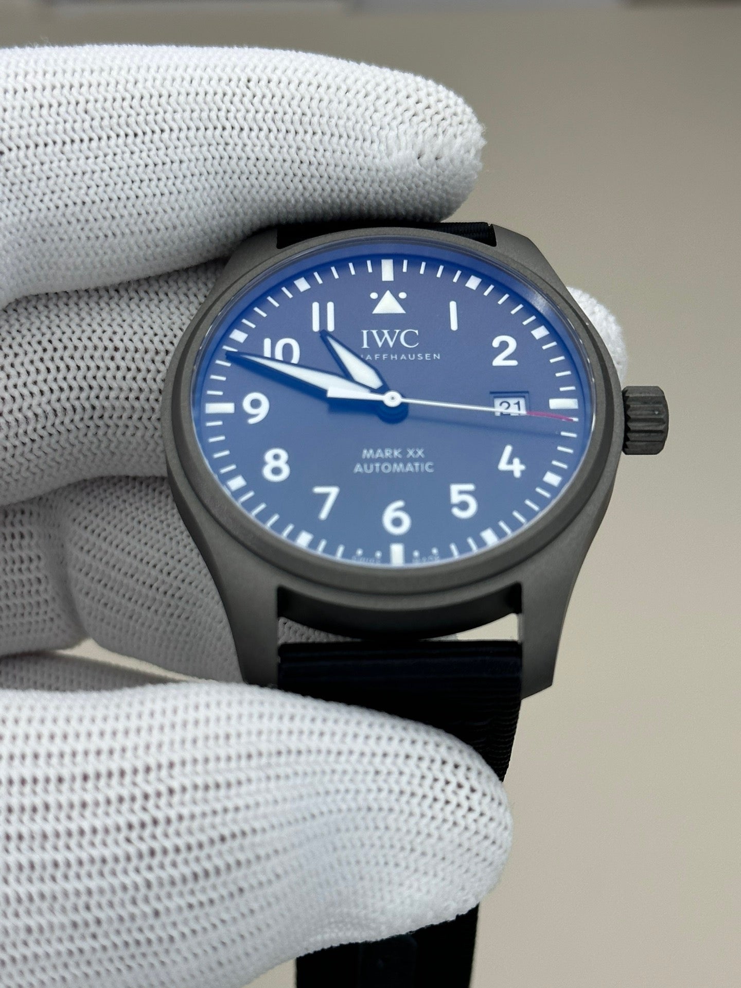 V7 factory IW328209