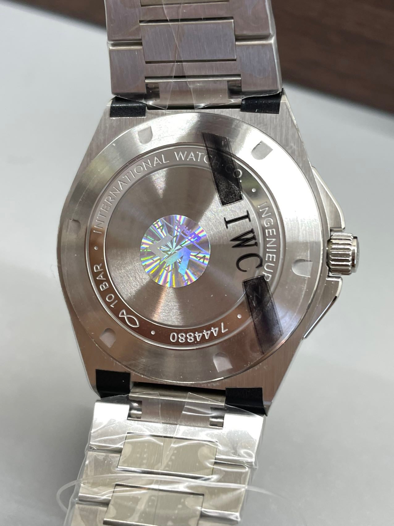 V7 Factory, IW328902