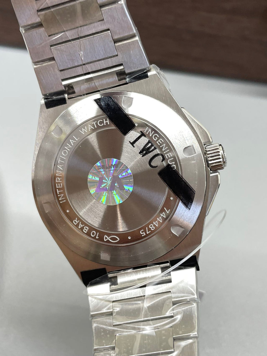 V7 factory IW328901