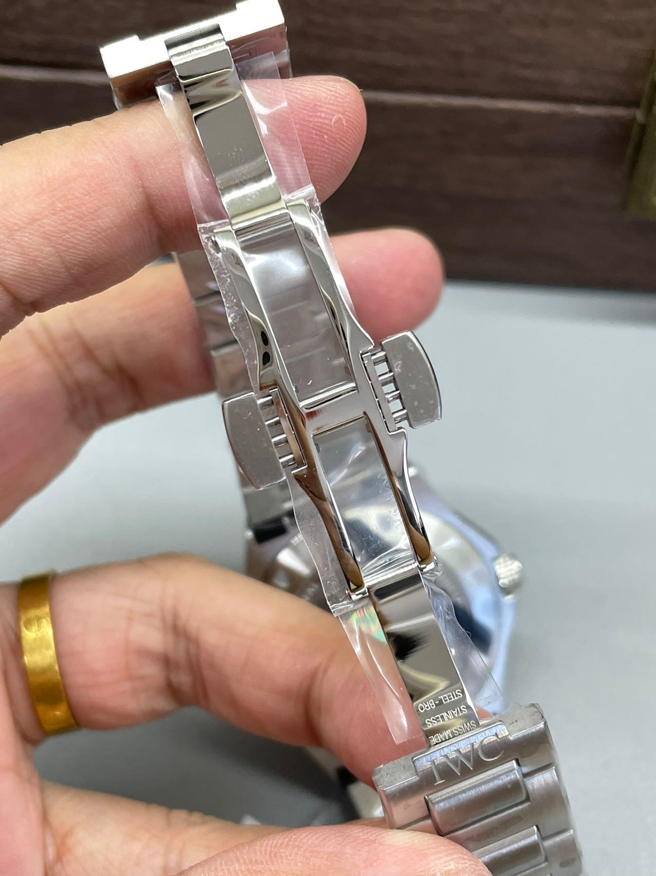 V7 factory IW328901