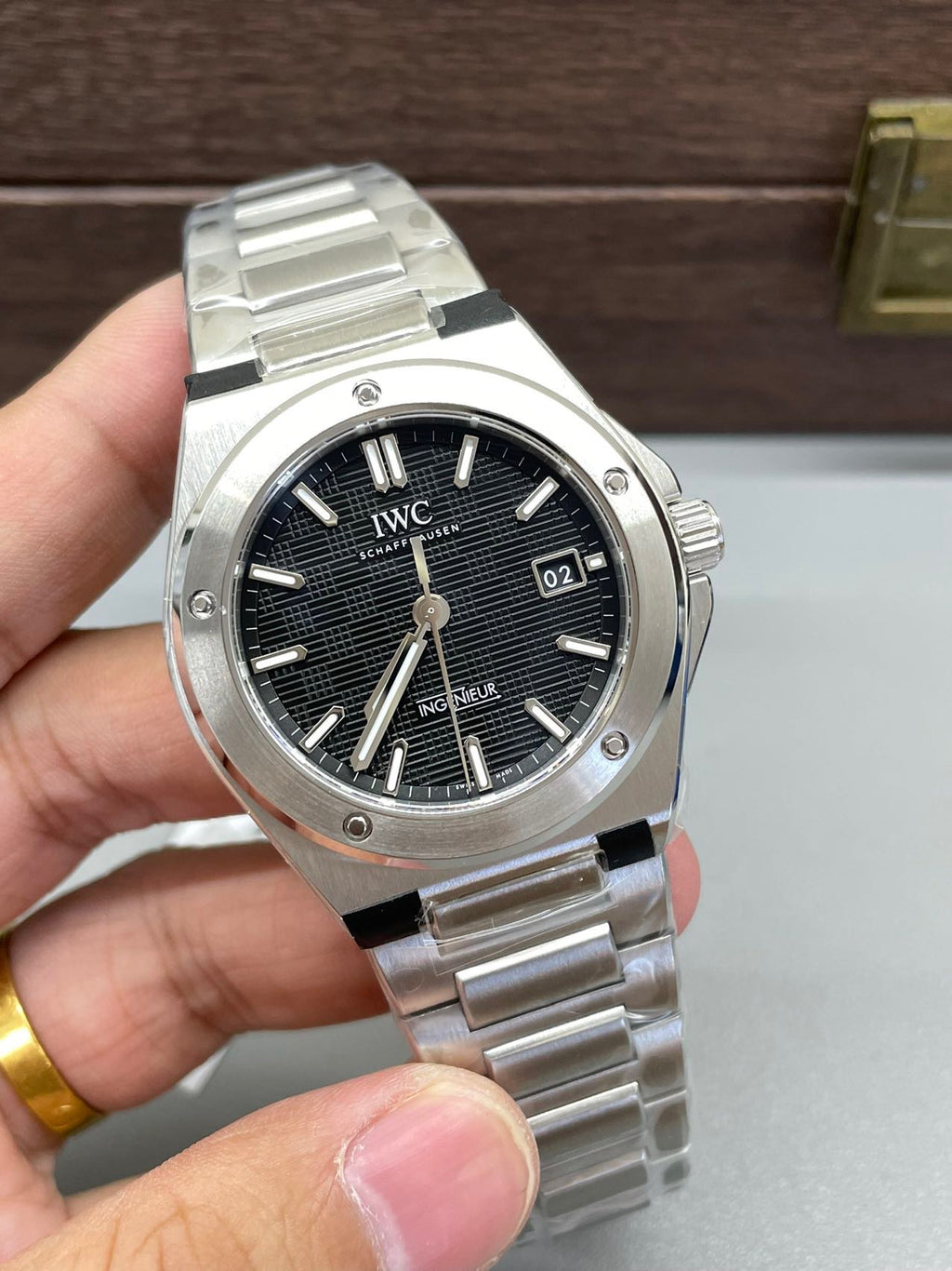 V7 factory IW328901