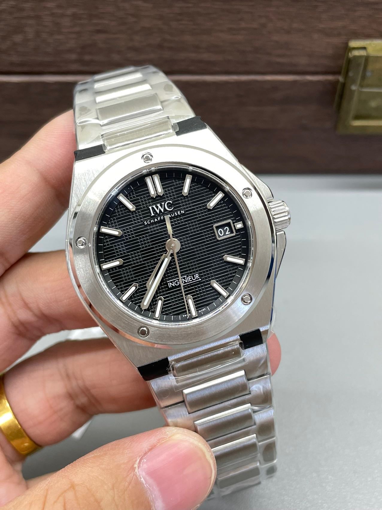 V7 factory IW328901