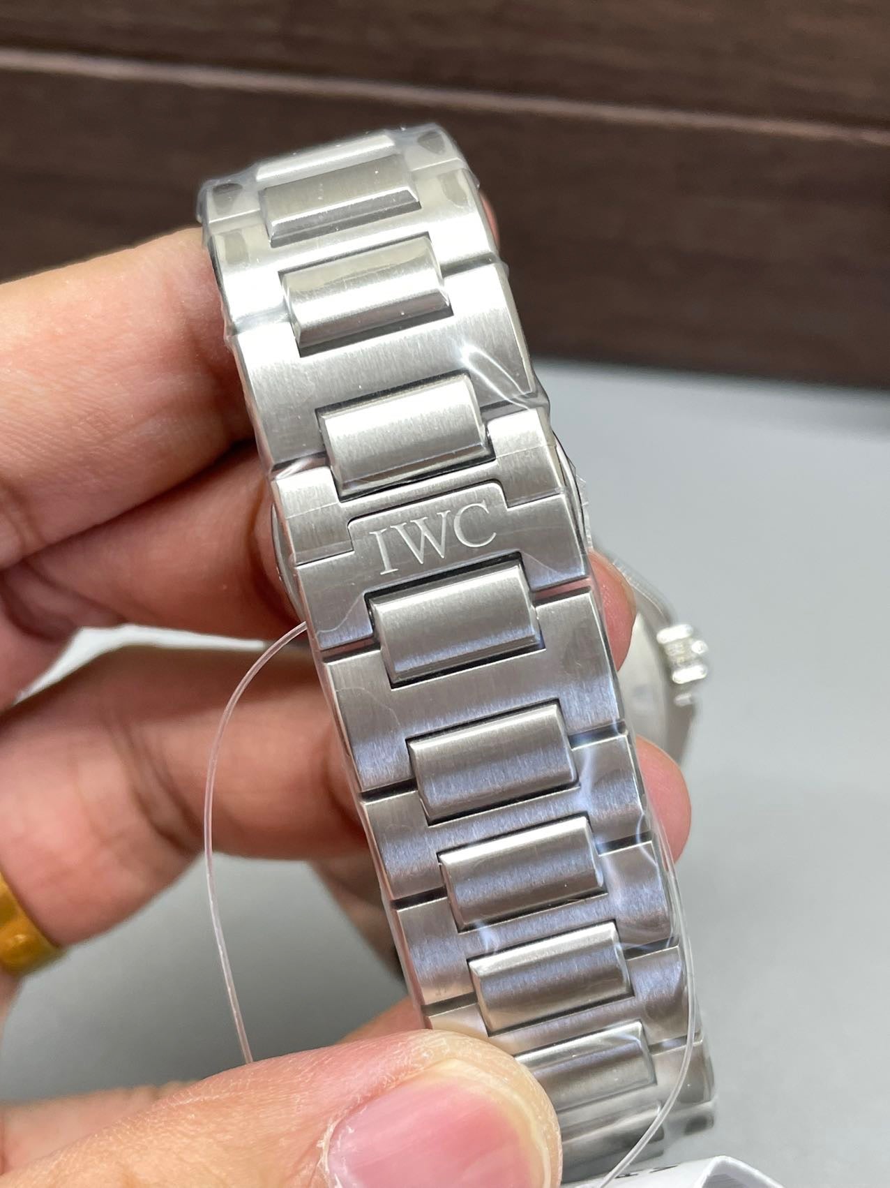 V7 Factory, IW328902