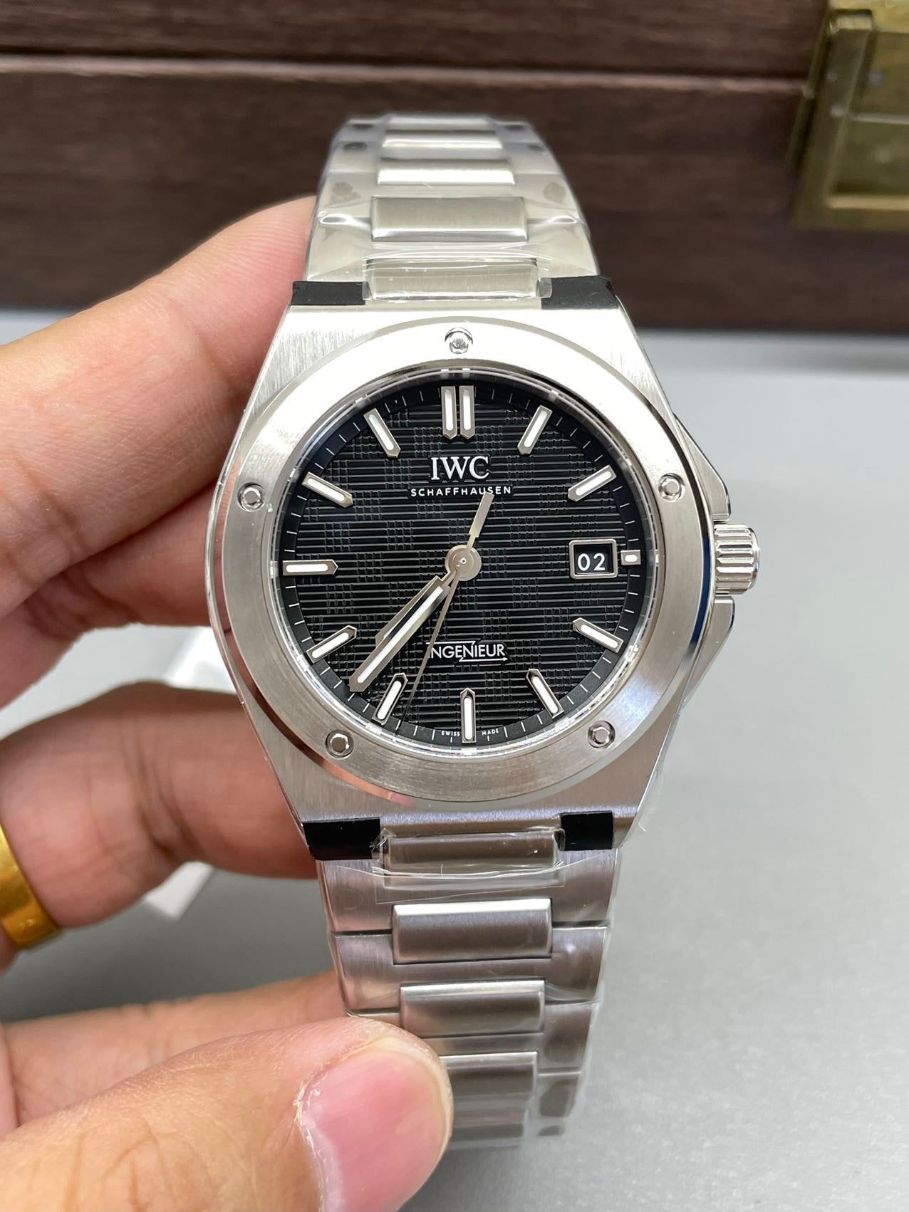 V7 factory IW328901