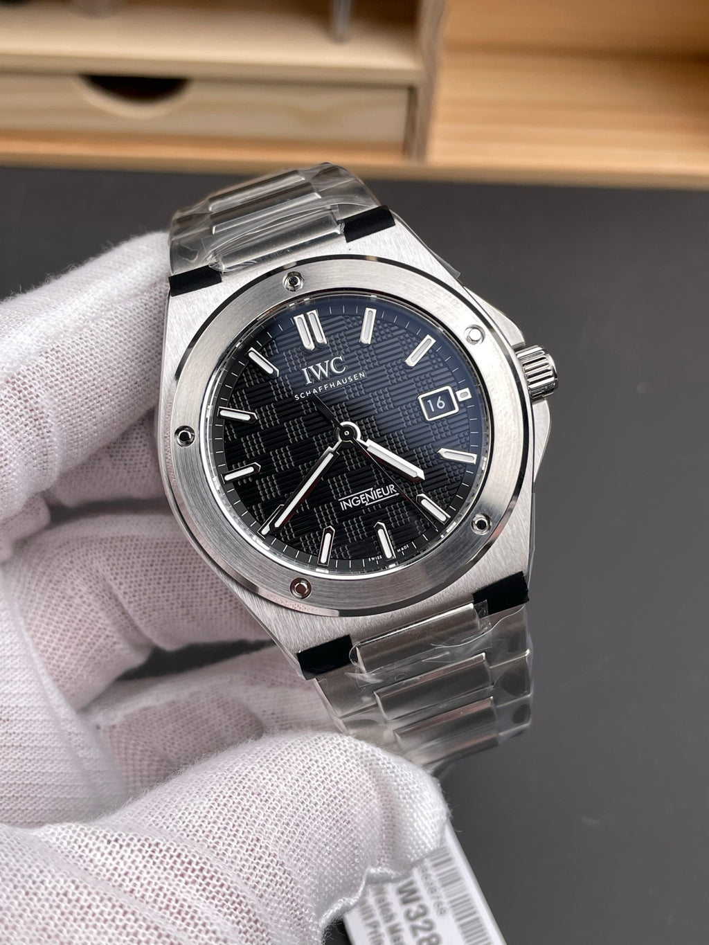 V7 factory IW328901 engineer