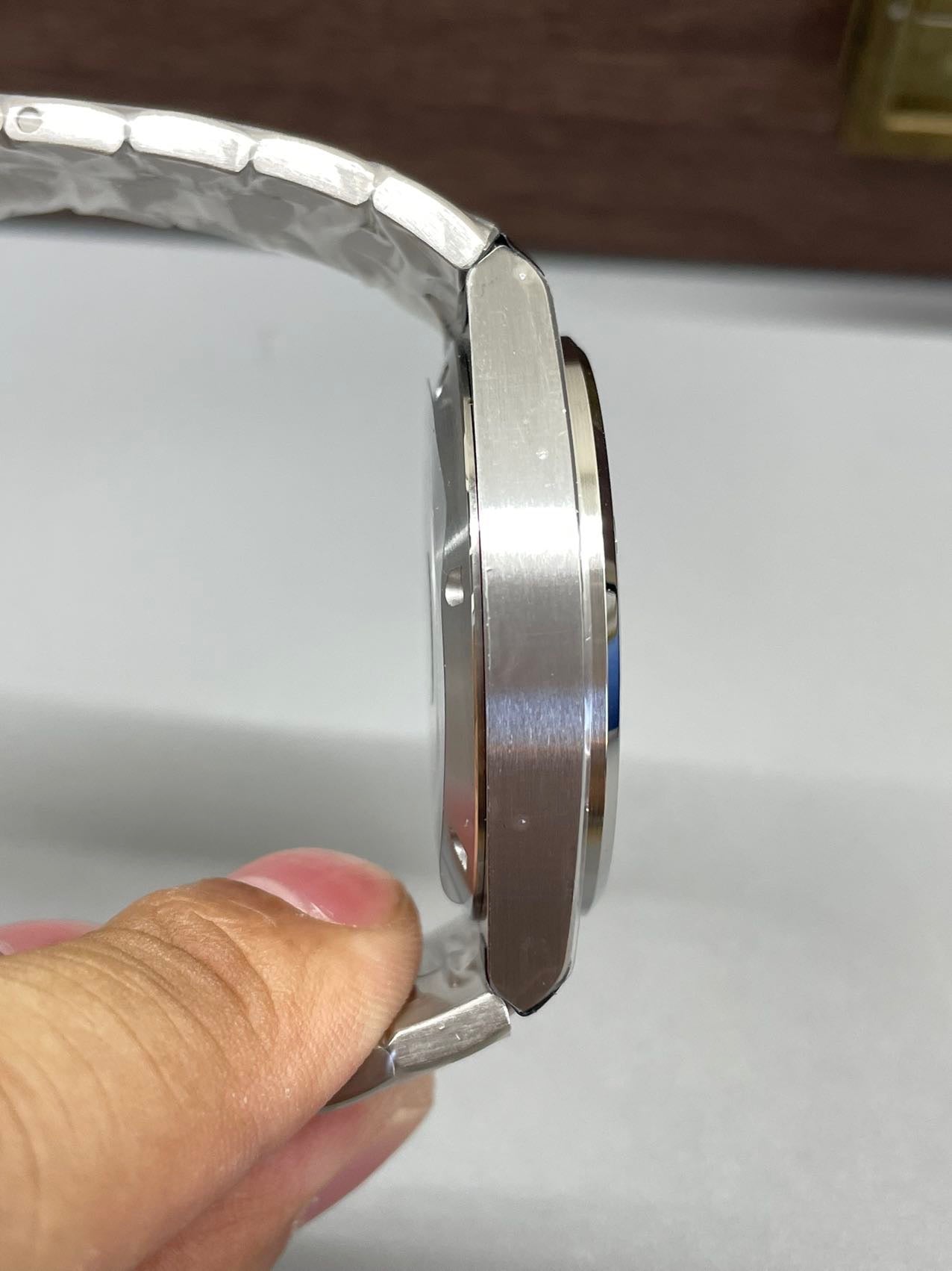 V7 factory IW328901