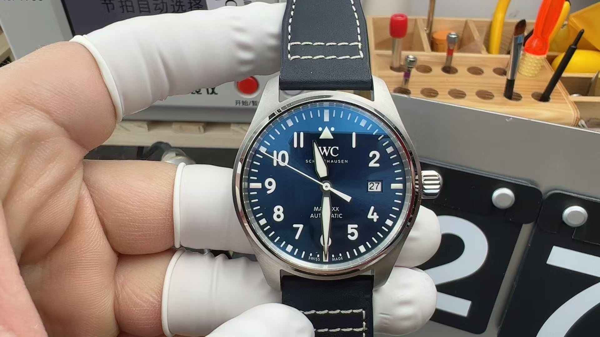 V7 Factory,IW328203