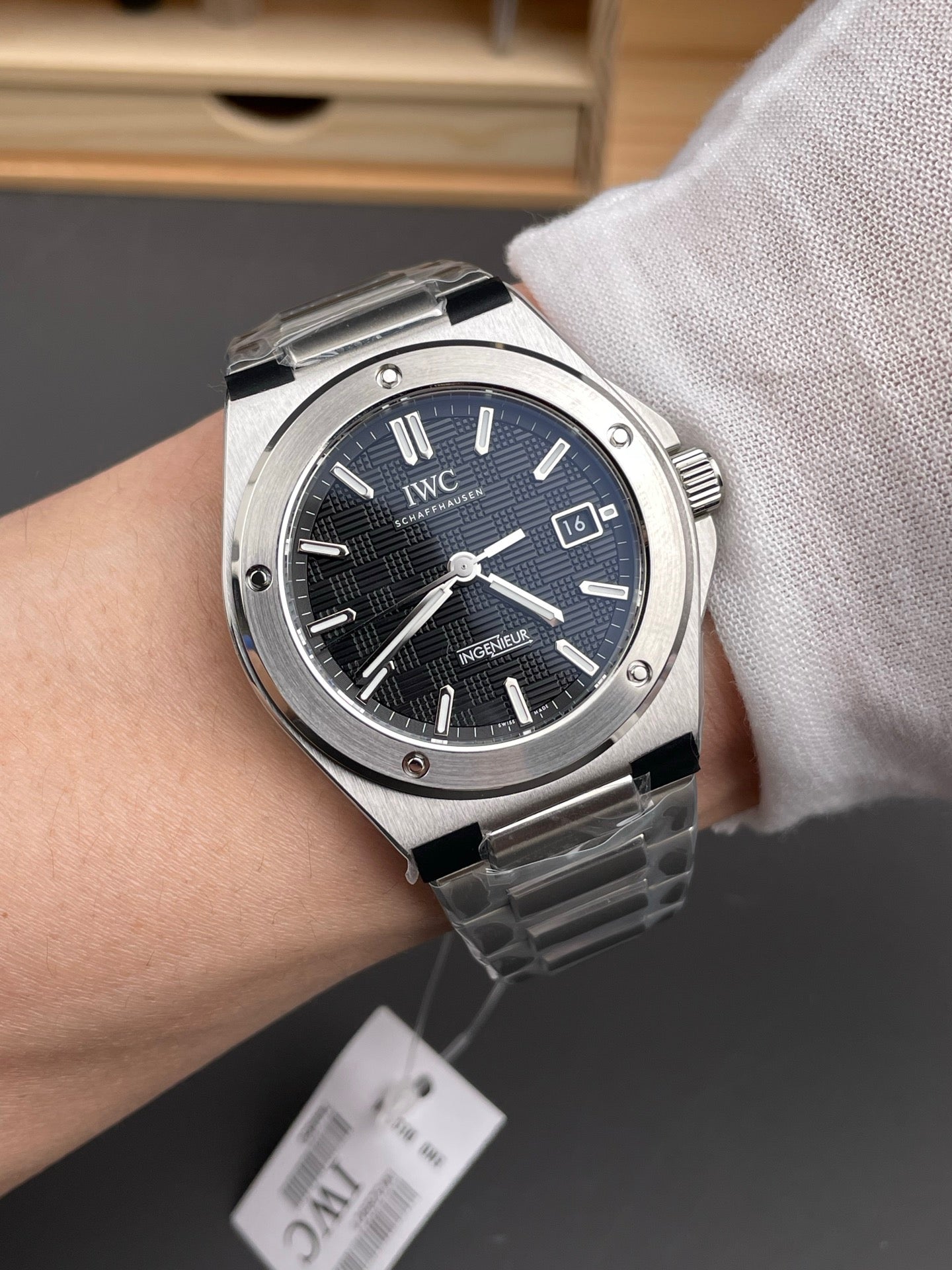 V7 factory IW328901 engineer