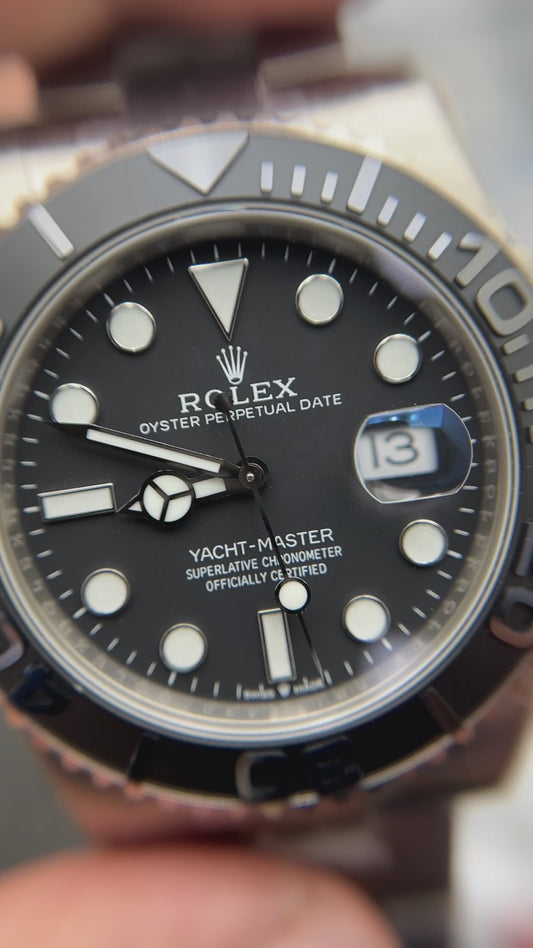 42mm. Metallo titanio. Yacht